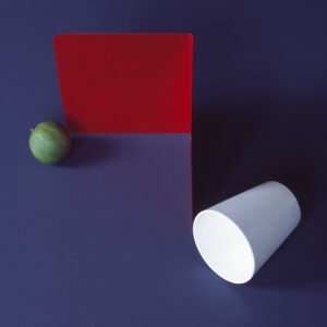 Lime, bogstøtte og engangskop / Lime fruit, bookend and styrofoam cup 