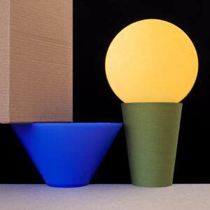 Papkasse, strandtennis bat, skål og lampeskærm / Cardboard box, beach tennis bat, bowl and lamp shade 