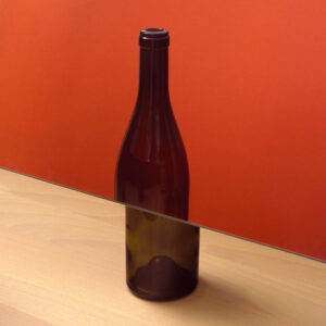 Spejl og to vinflasker / Mirror and two wine bottles 